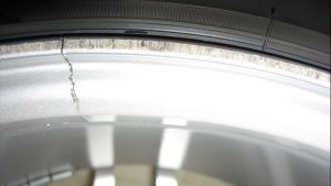 Waspada! Ini Penyebab Velg Mobil Retak