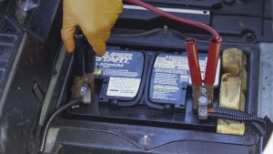 Aki Mobil Tiba-Tiba Mati? Begini Cara Aman Jumper Tanpa Ribet!