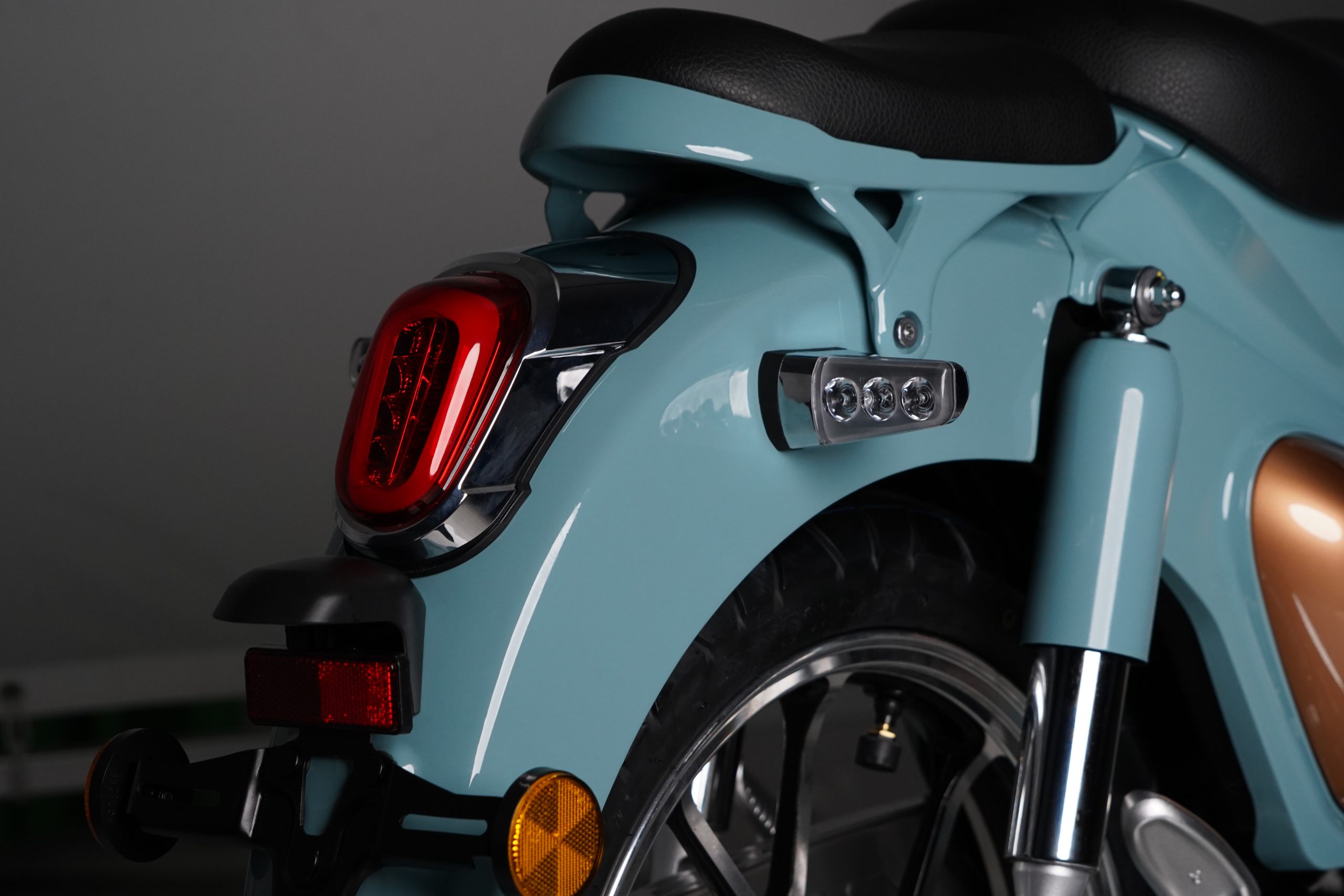 Tampilan Kamax Super Pro 125 Mirip Honda Super Cub 125, Harga Ditekan Murah! Desain dudukan dan jok belakang dikemas beda