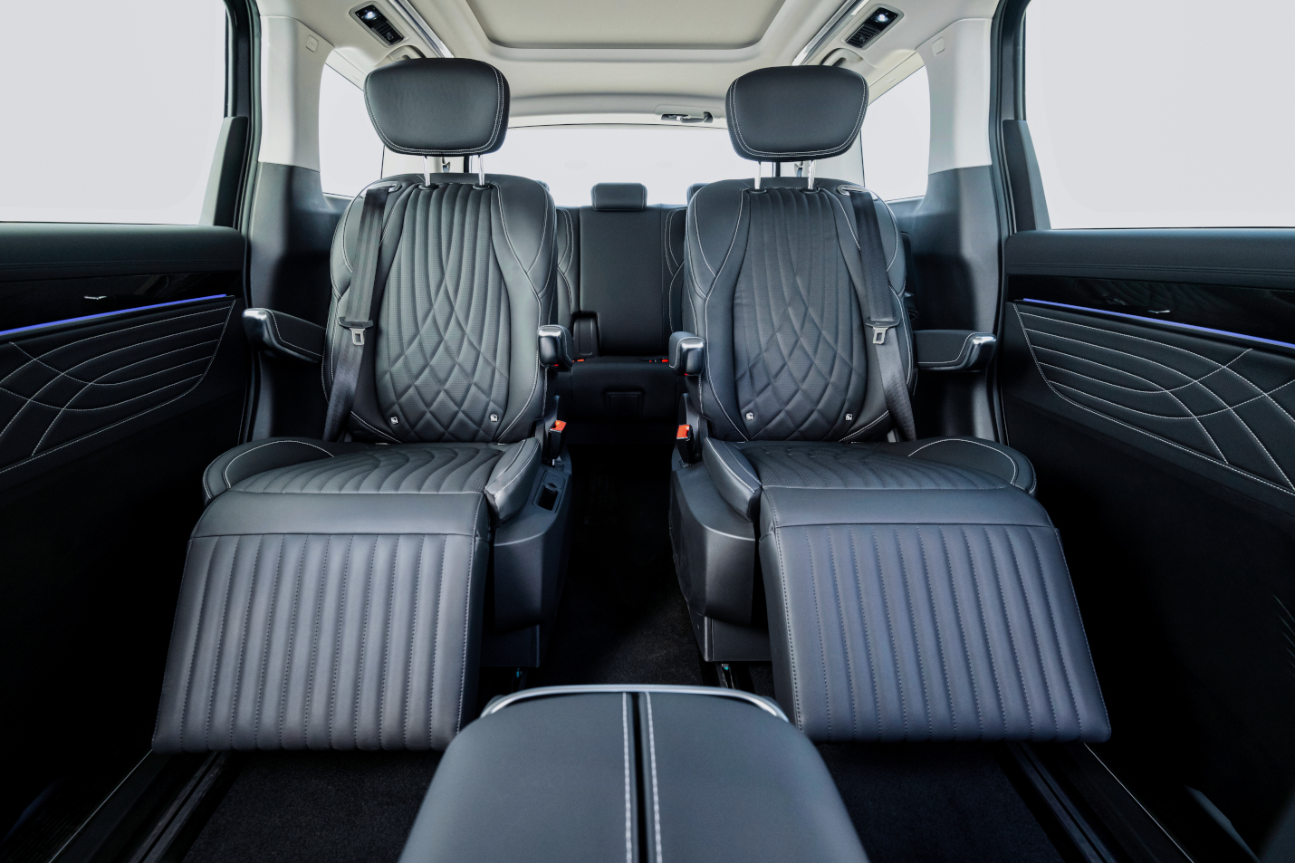 PT. Indomobil Energi Baru, ATPM Resmi Maxus di Indonesia Hadirkan Jajaran Produk Baru di GJAW 2024 MIfa 9 menawarkan kabin mewah namun dengan harga kompetitif di bawah Rp 1,1 miliar