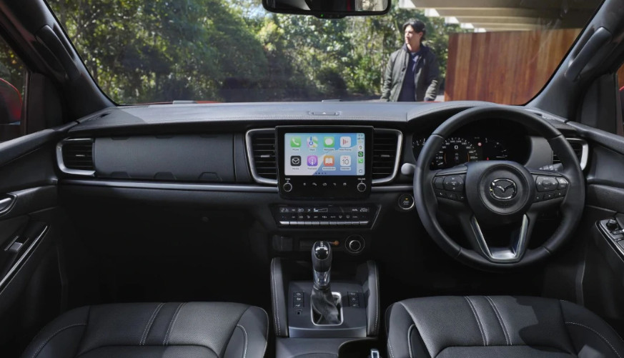 Layout dasbor BT-50 terbaru tidak berbeda jauh dibanding model sebelumnya