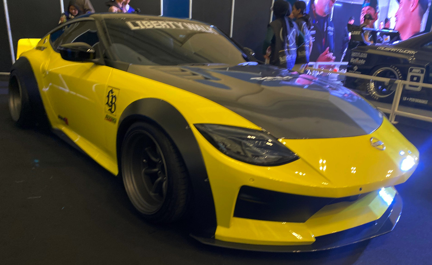 Nissan Z garapan Engineplus ini pakai widebody kit Liberty Walk Jepang