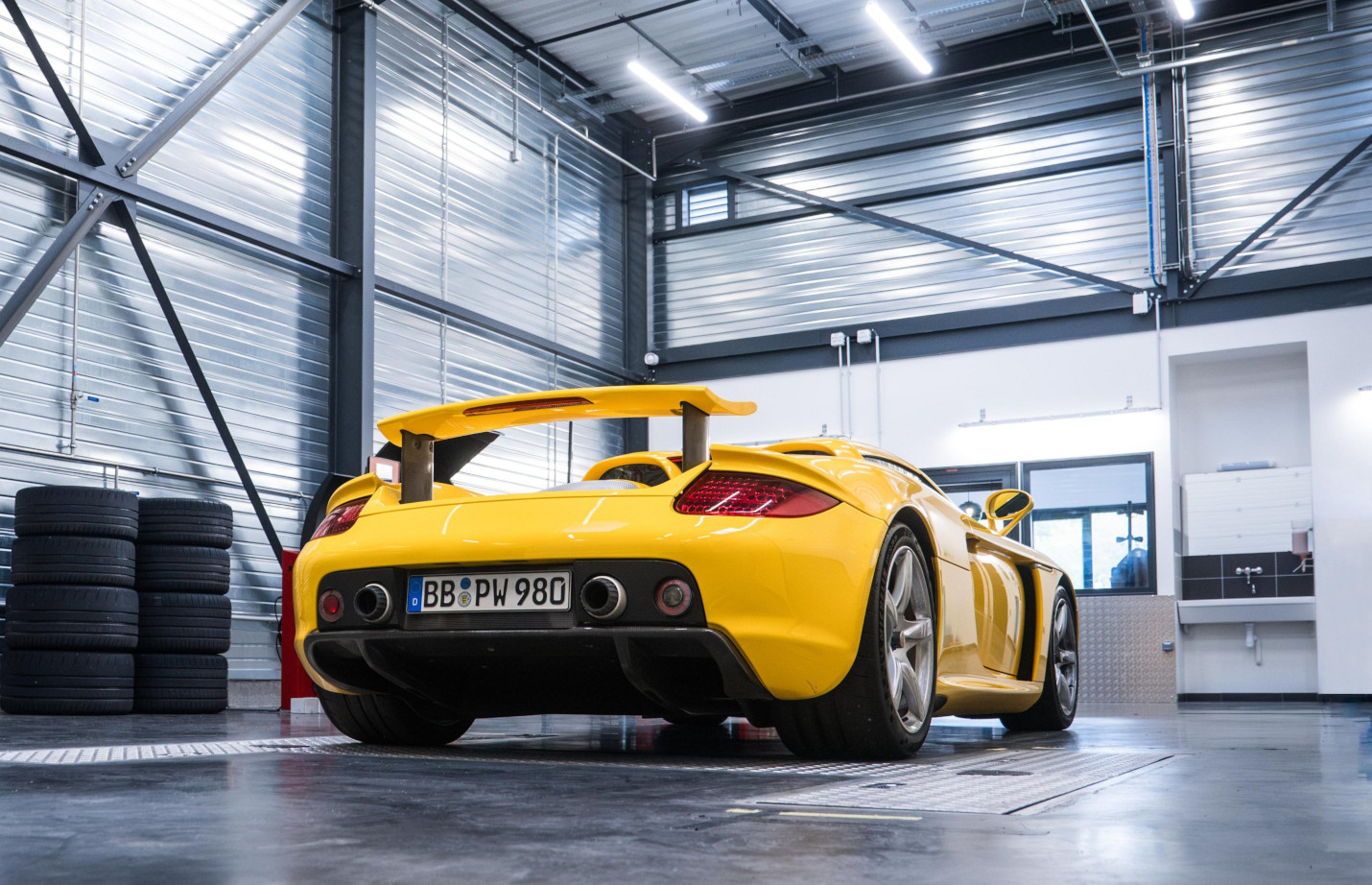 Ini Dia Ban Baru untuk Porsche Carrera GT Kompon pada bahu luar dan blok telapak luar ban dirancang untuk traksi kering