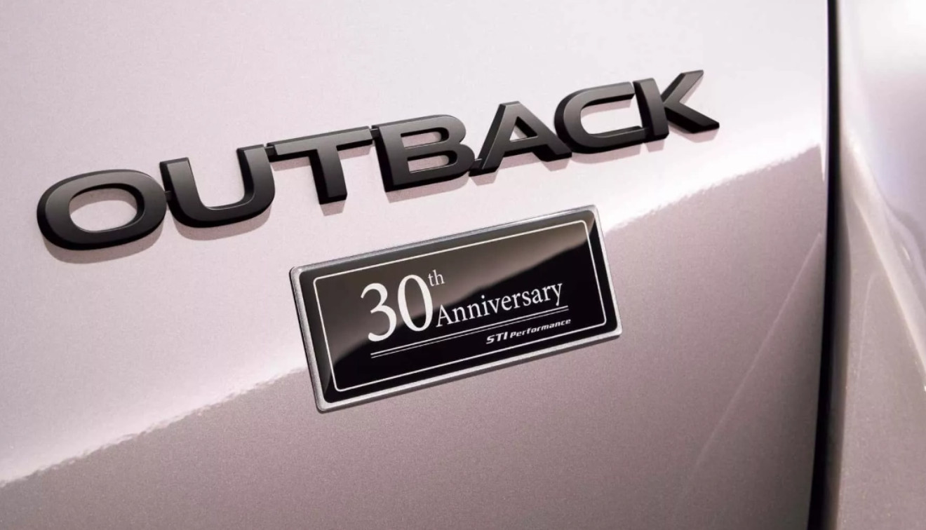 Subaru Outback Edisi Ulang Tahun ke-30 banyak dihias emblem ulang tahun meski terasa biasa dari sisi tampilan