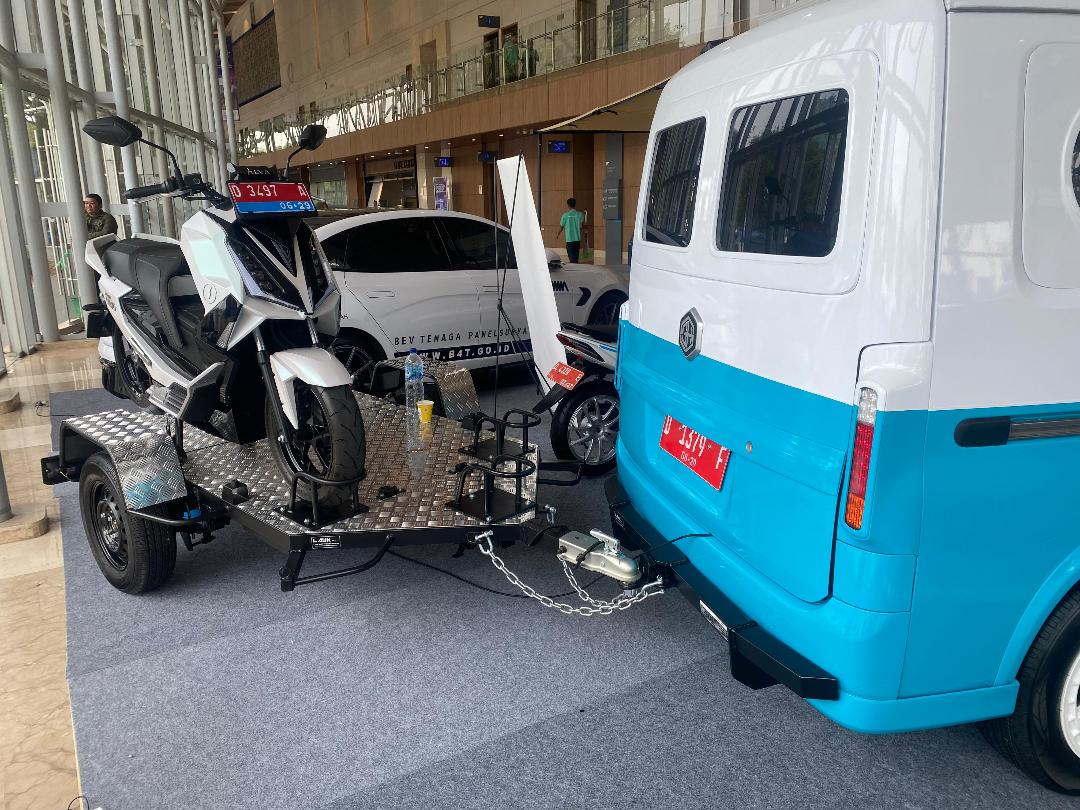 Kendaraan niada berbasis Gran Max ini bisa dipakai untuk charging motor listrik Alva