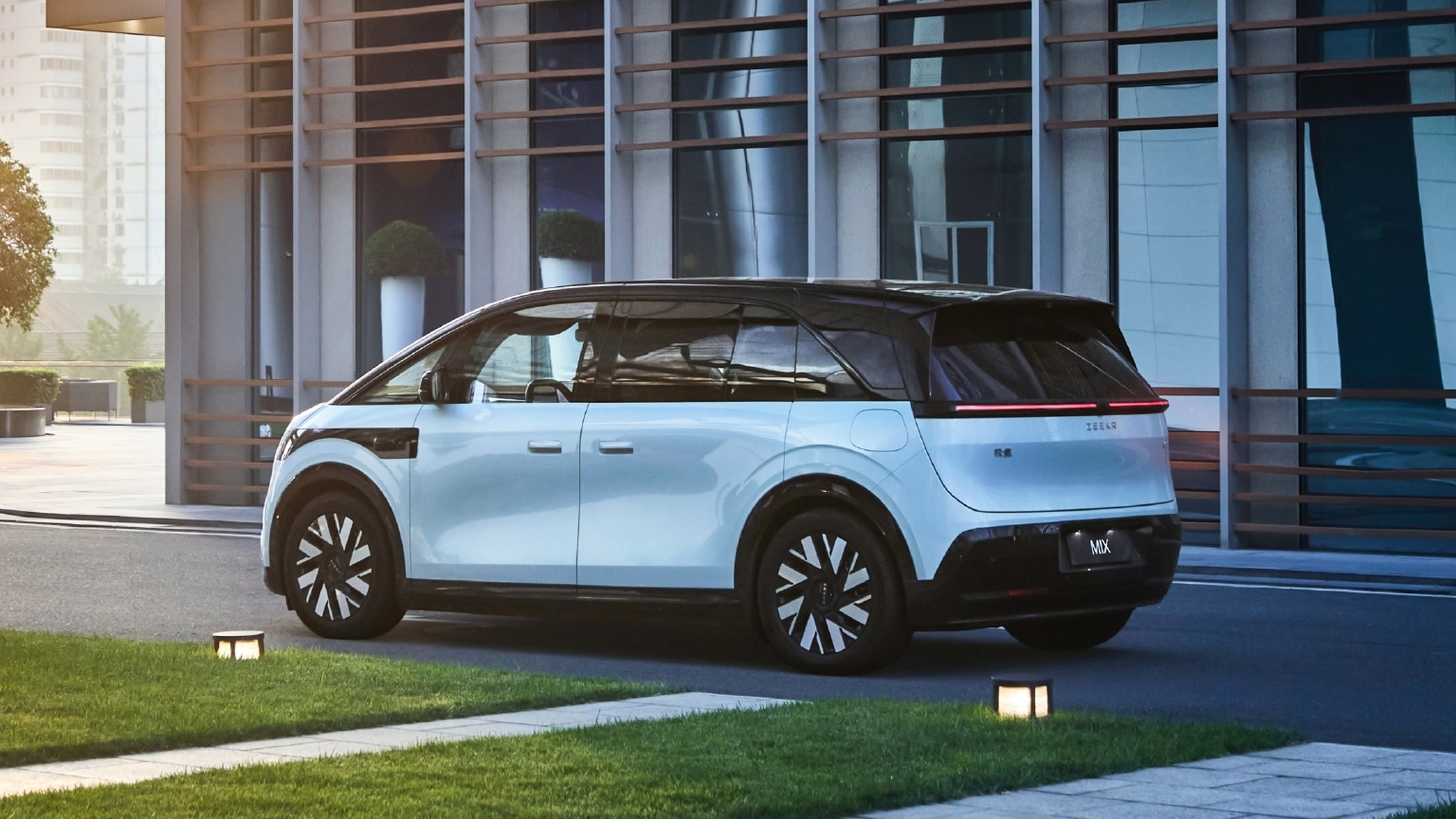 Zeekr Mix memiliki panjang 4.668 mm, lebar 1.995 mm, tinggi 1.755 mm