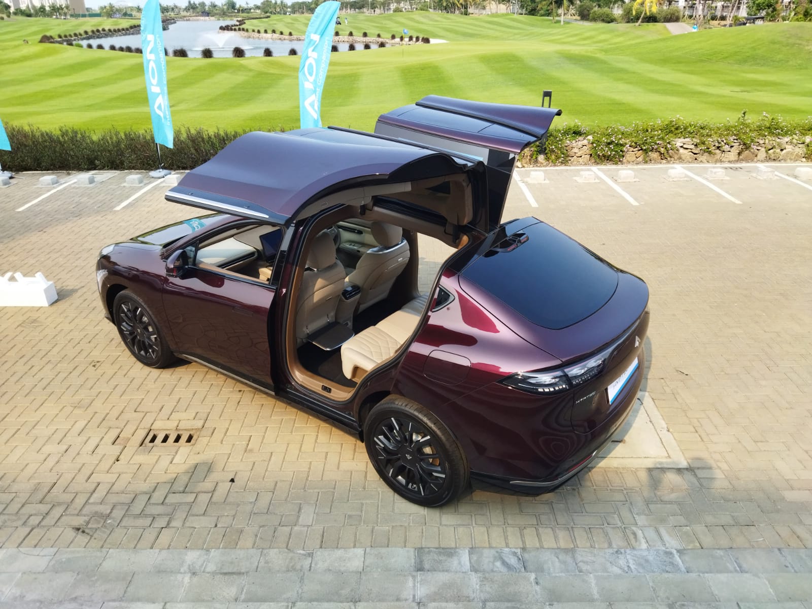 Berbekal fitur Pengisian Daya Cepat 800V memungkinkan isi ulang kapasitas baterai 10-70% cuma 15 menit 