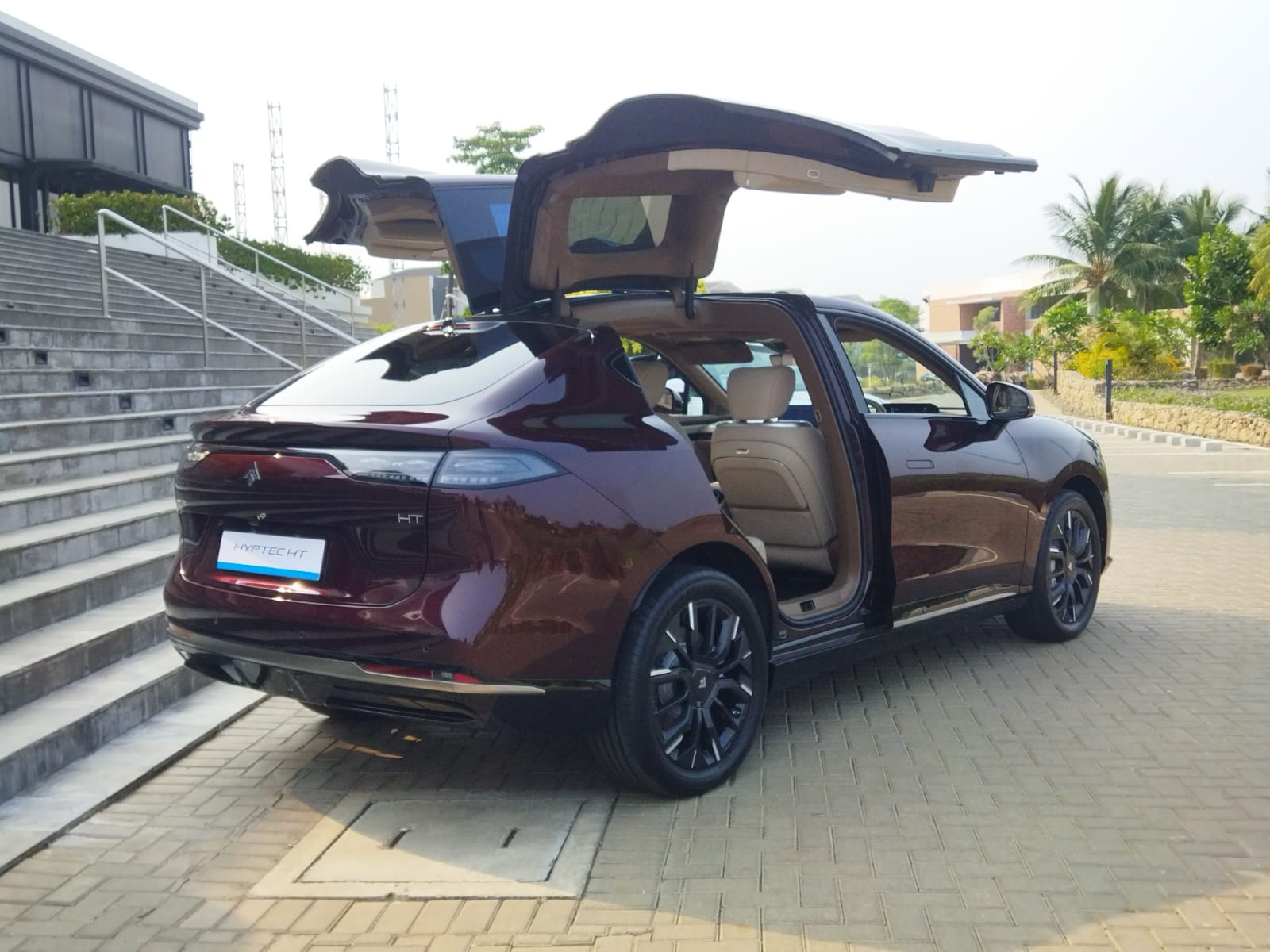 Lampu belakang mengepak di HYPTEC HT Ultra bikin mobil ini terlihat eksotis 