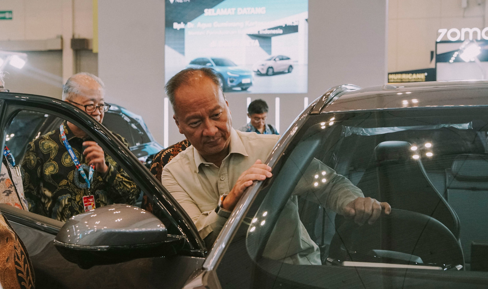 Menperin Agus Gumiwang mencoba masuk kabin NETA X