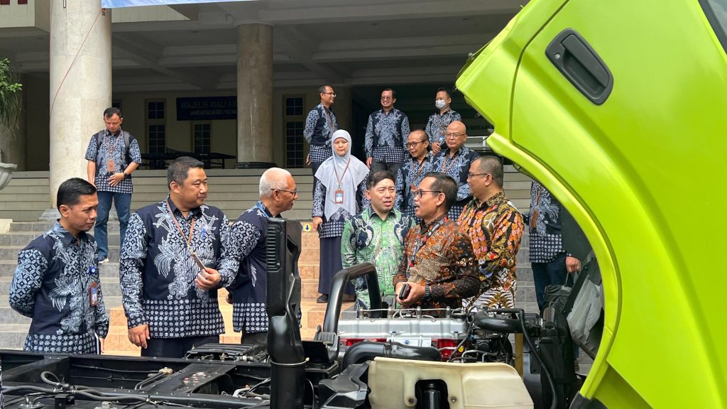 Hino Indonesia Serahkan Truk Hino 300 ke UNY