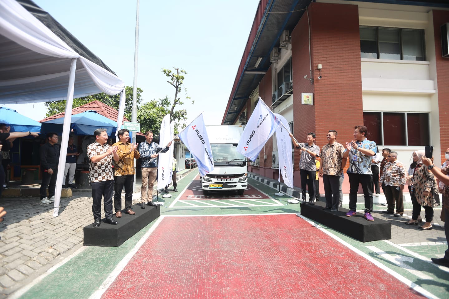 Pelepasan operasional Fuso eCanter perdana berlokasi di Soewarna Business Park Blok A, Tangerang