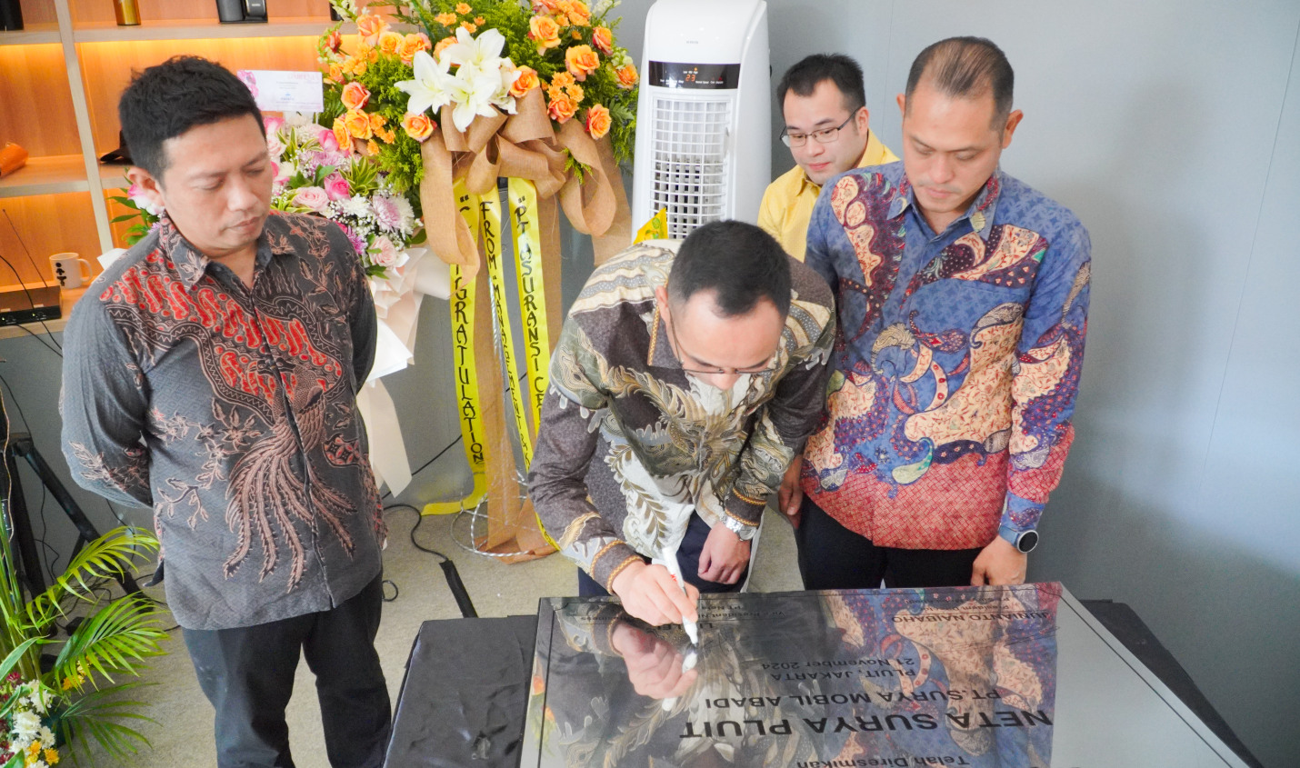 Penandatanganan prasasti pembukaan diler Neta Surya Pluit