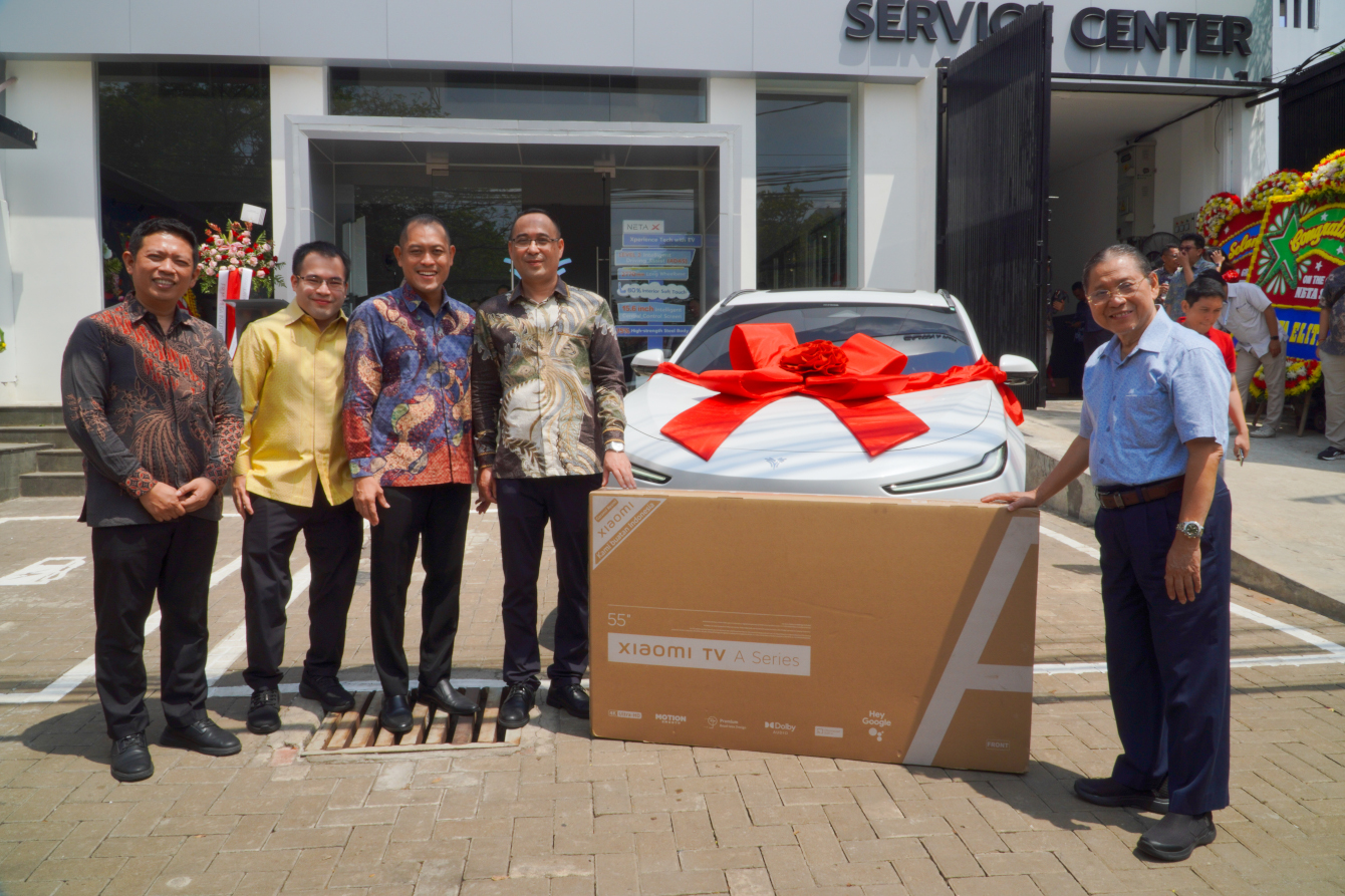 Penyerahan hadiah langsung secara simbolis kepada konsumen pertama di diler Neta Surya Pluit