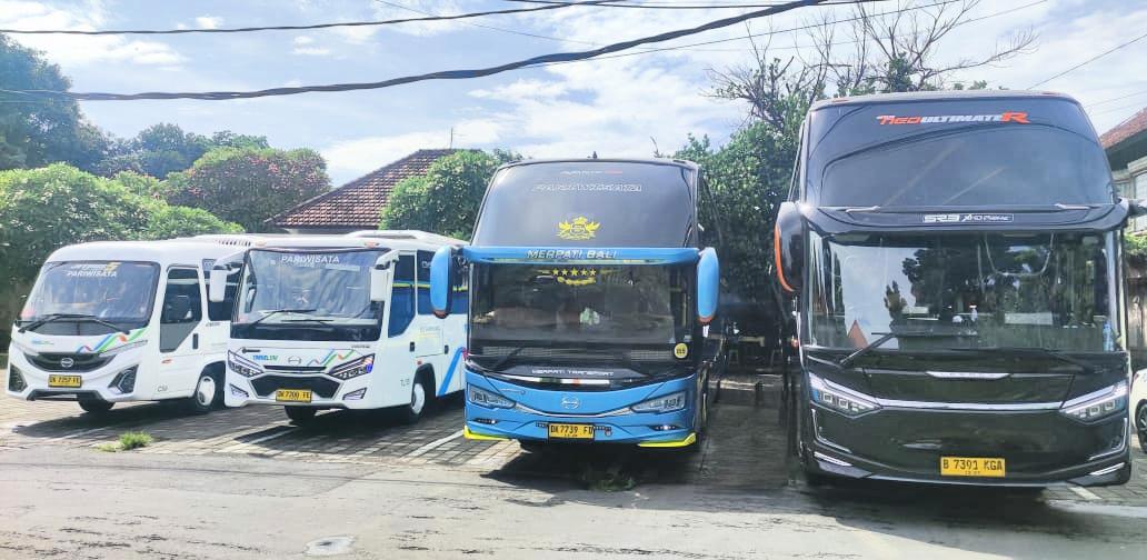 2 unit Hino Bus RM 280 ABS yang turut baru di rilis milik Karoseri Laksana dan unit milik PO Merpati Transport Bali