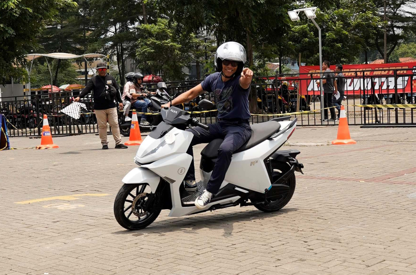 Harga Tiket PEVS 2025 Tetap Murah, Target Transaksi Rp 450 Miliar ALVA Serukan Masyarakat Beralih ke Motor Listrik