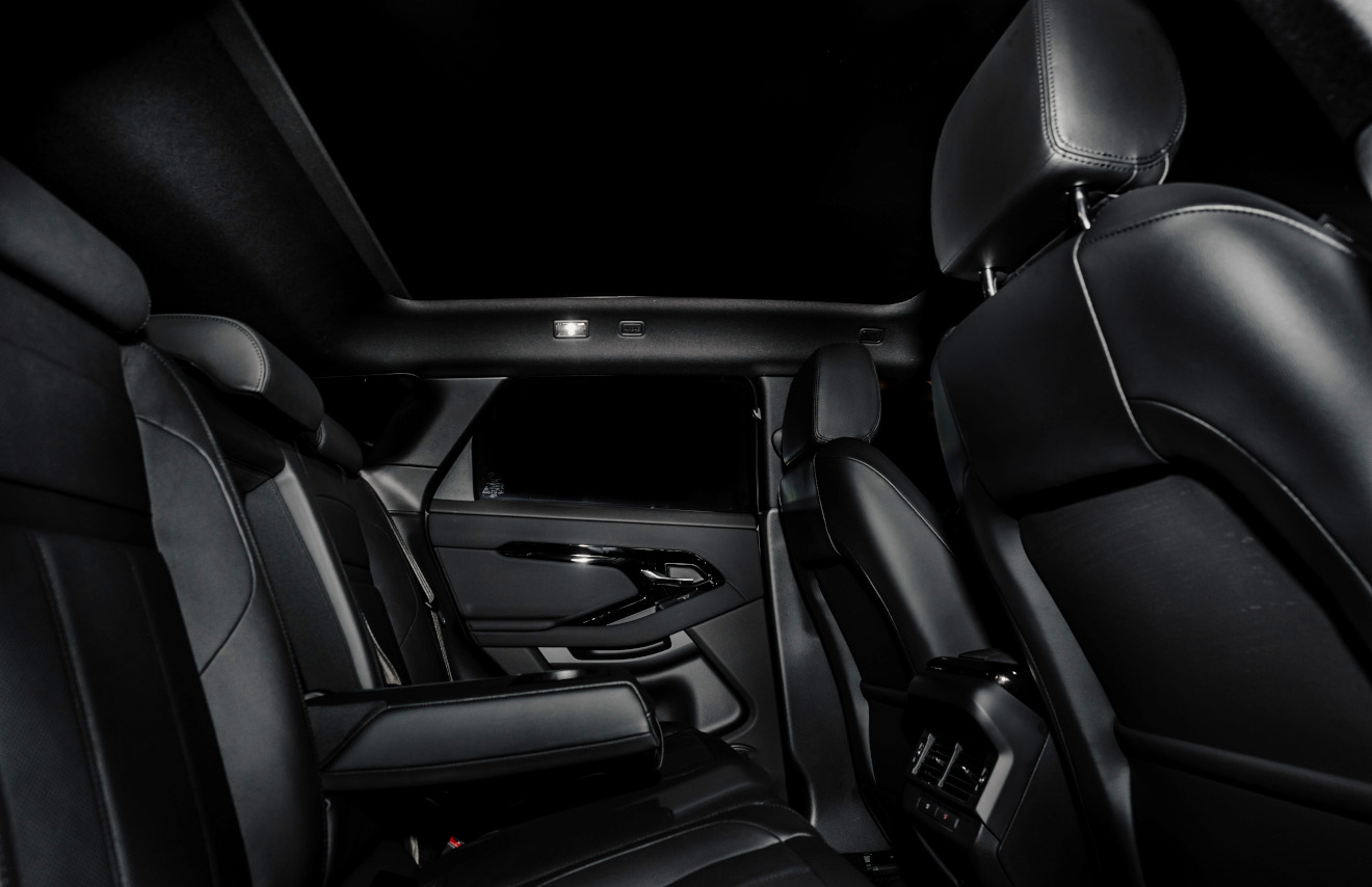 Panoramic sunroof berukuran besar bikin kabin terasa lega