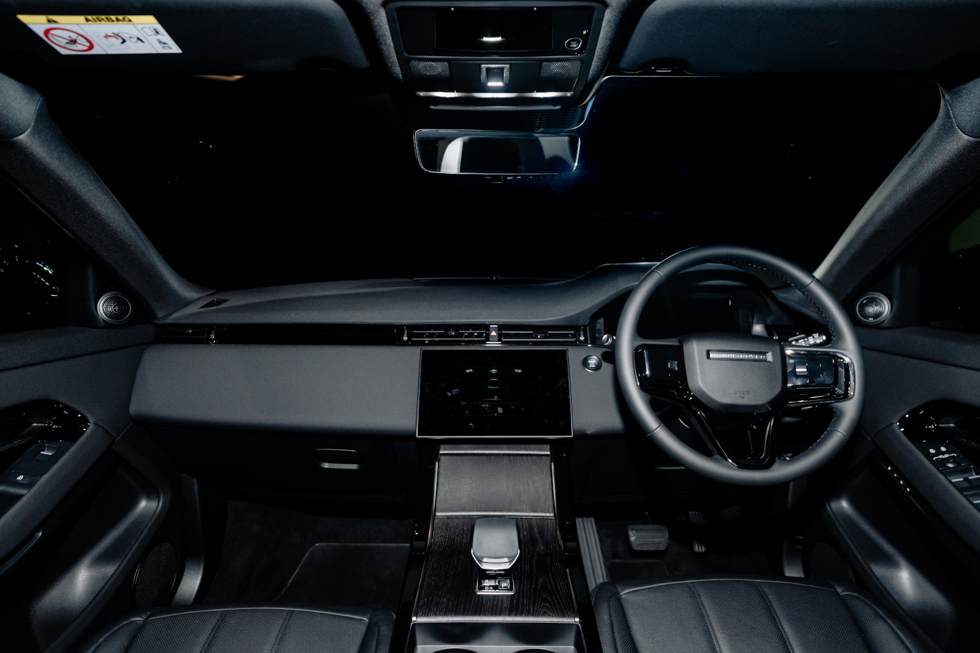 Kabin terasa lapang dengan floating curved glass touchscreen 11,4 inci jadi pusat perhatian area dasbor