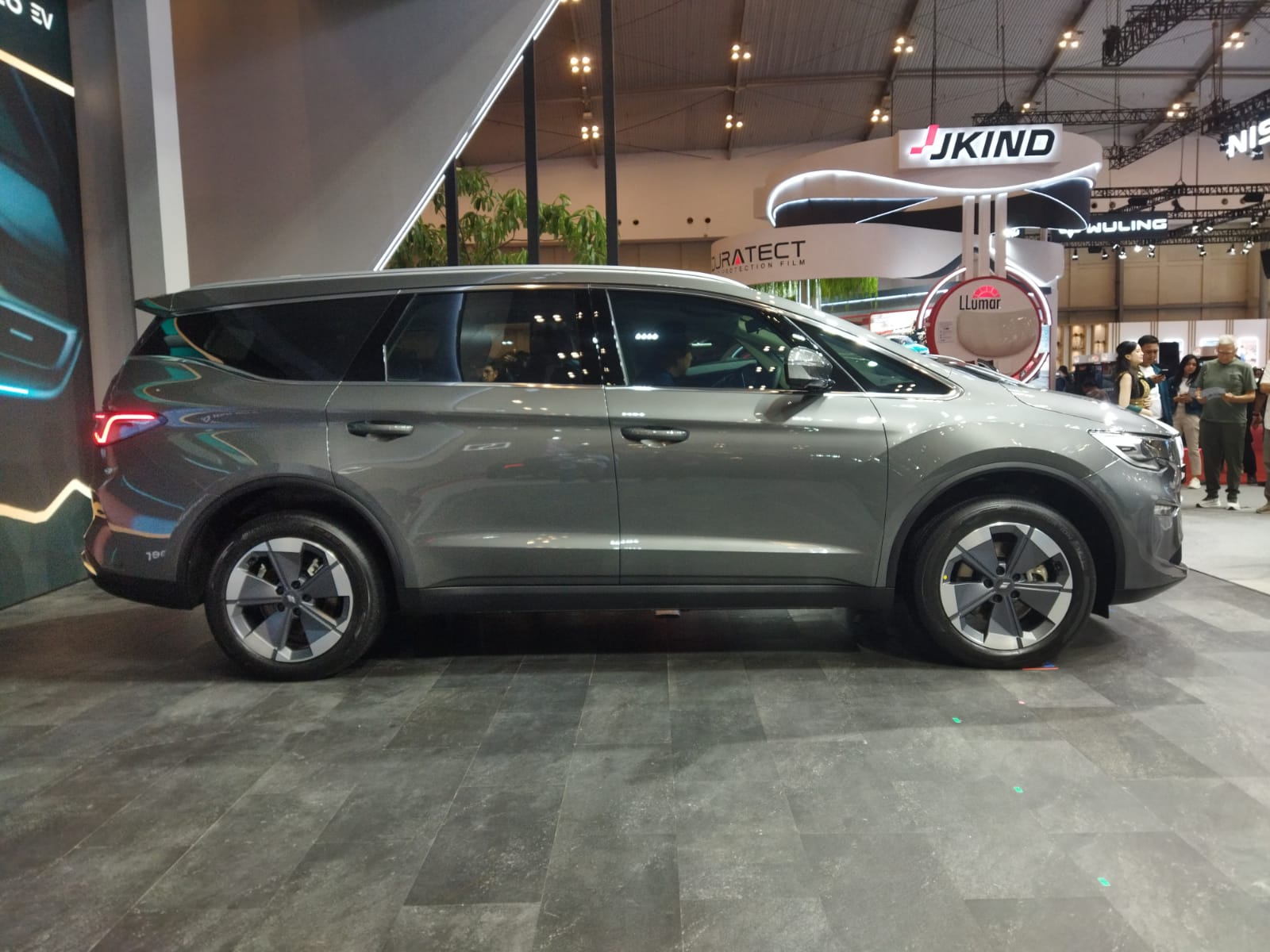 Tampak samping Aletra L8 EV