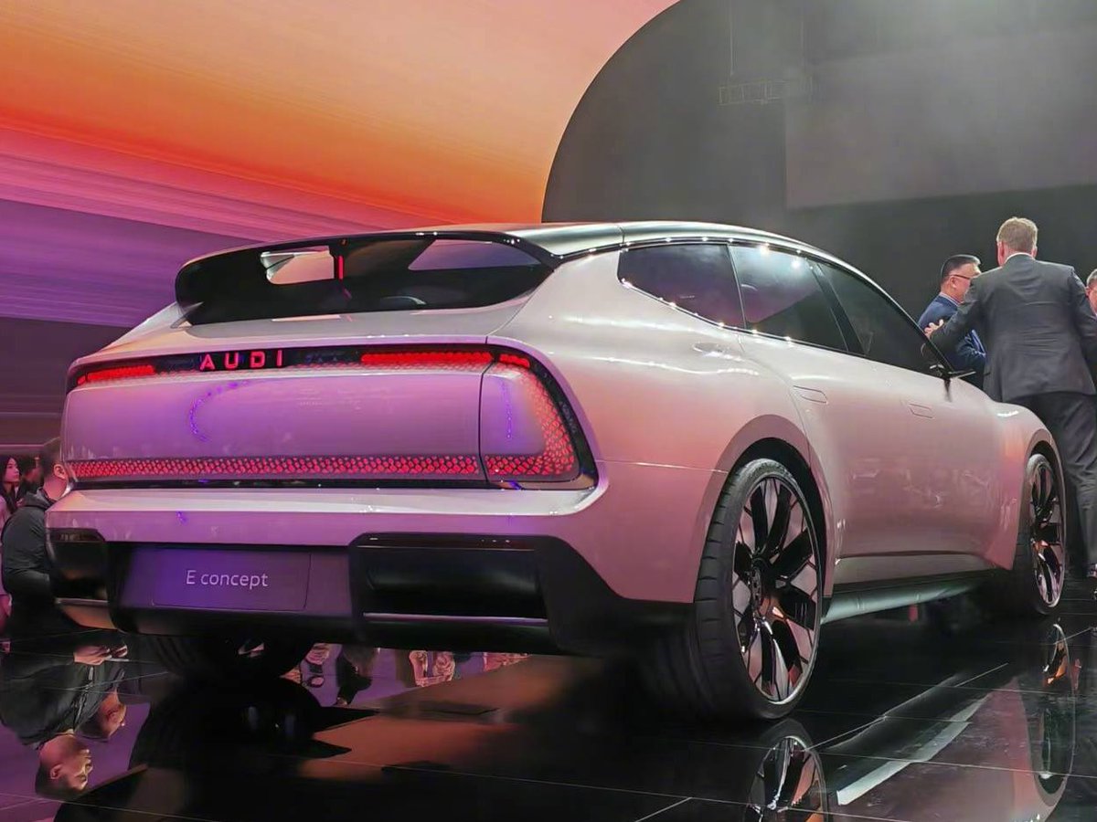 Tampilan buritan dan samping Audi E Concept