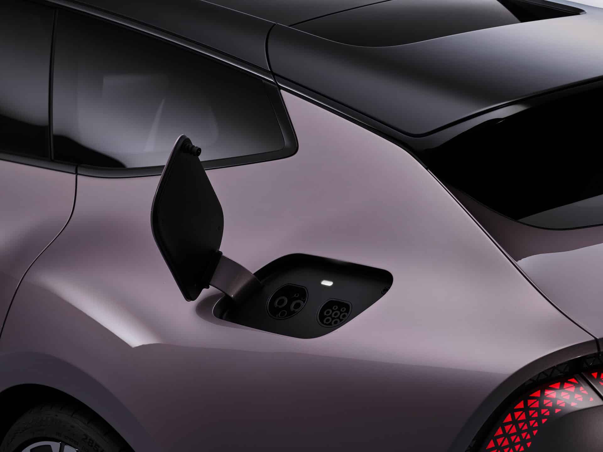 AUDI E pakai baterai litium terner 100 kWh, arsitektur 800 V, yang menawarkan jangkauan lebih dari 700 km