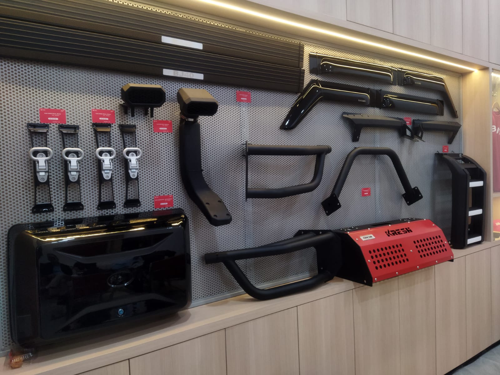 Diler BAIC Cibubur Resmi Beroperasi, Konsumen Pertama Langsung Beli 6 Mobil Aksesori bagi pengguna BAIC BJ-40 dan X55-II