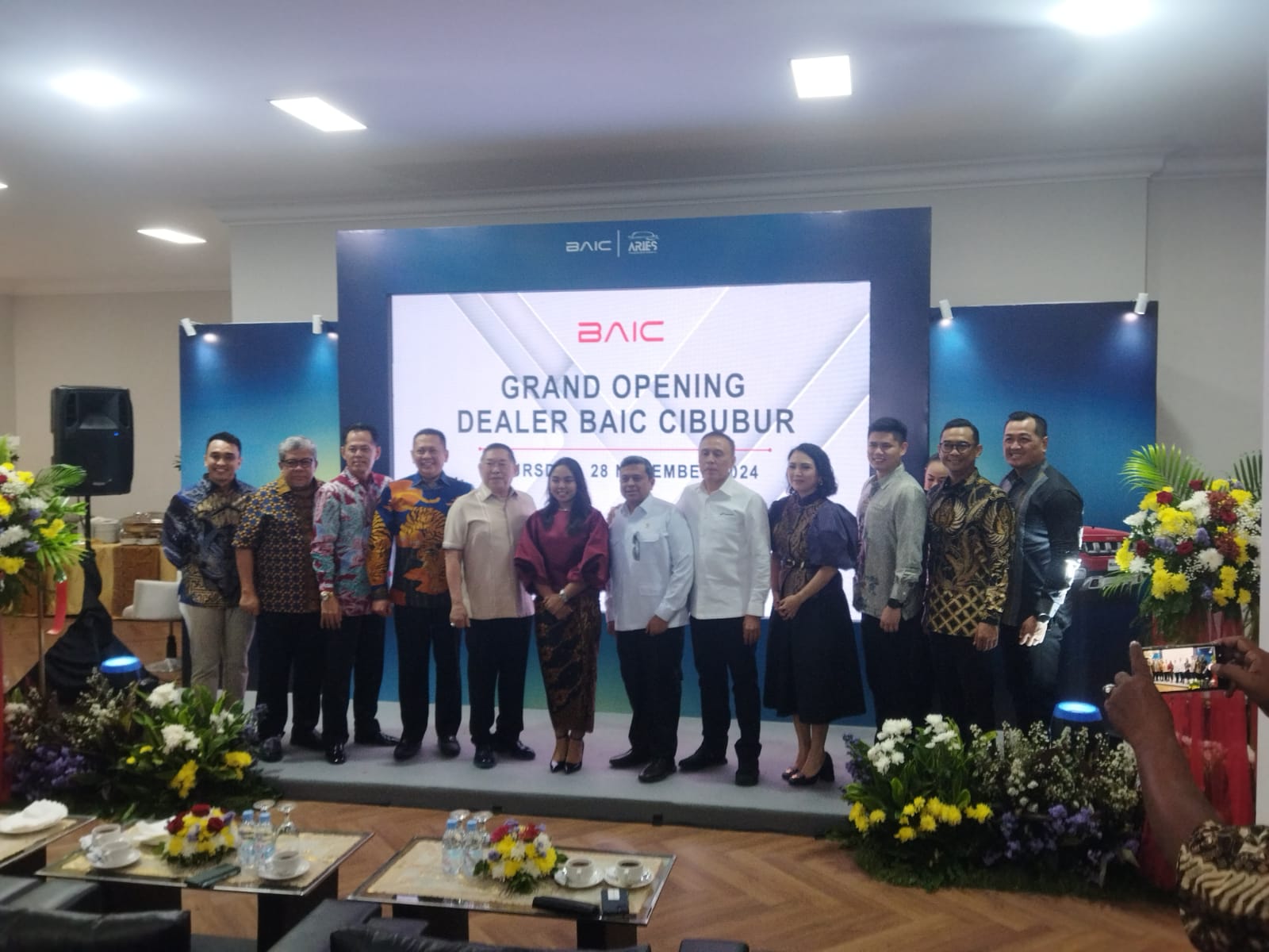 Diler BAIC Cibubur Resmi Beroperasi, Konsumen Pertama Langsung Beli 6 Mobil Seremoni pembukaan BAIC Cibubur