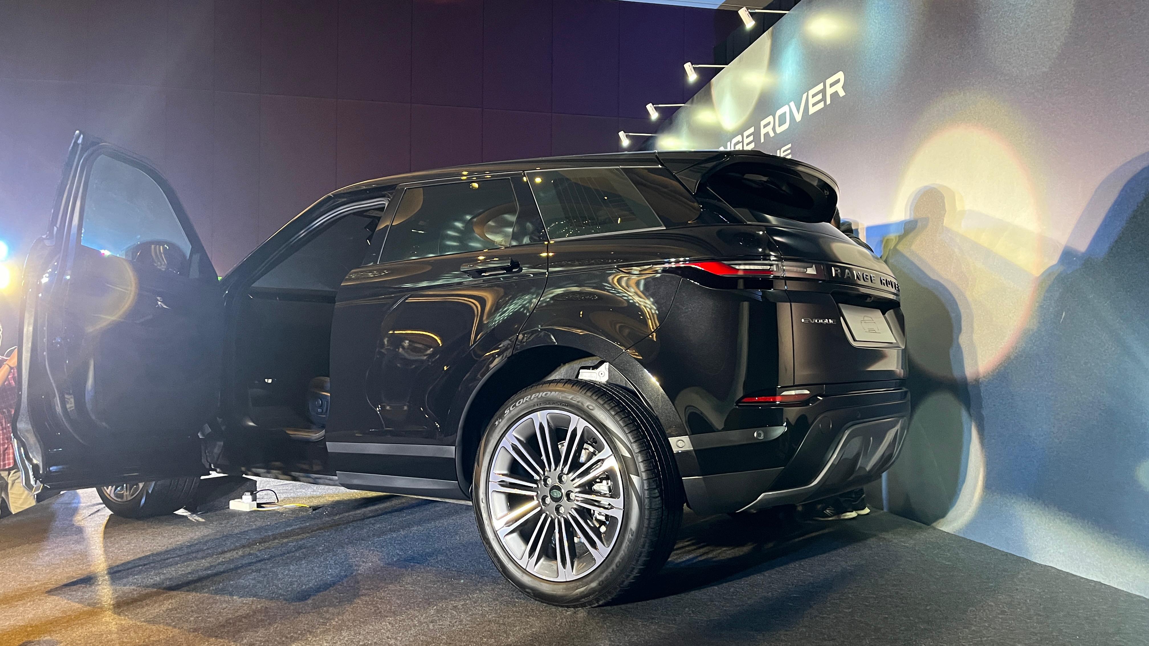 Garis bodi dari samping menyerupai coupe