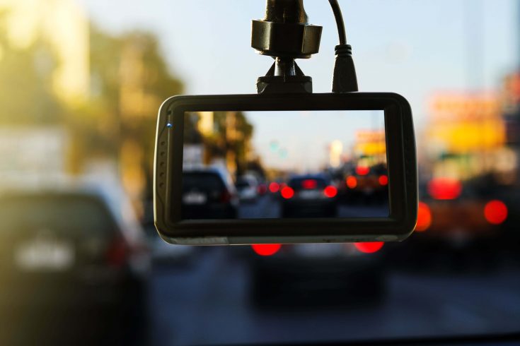 Cara Pasang Dashcam Mobil Biar Berkendara Makin Aman dash cam 735x490 1