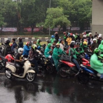 Sanksi Berteduh di Bawah Kolong Flyover Bisa Dipidana Penjara 1 Bulan, Bawa Jas Hujan Biar Aman! - Tuwaga