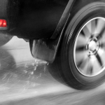 Tips Atasi Aquaplaning di Jalan Saat Musim Hujan - Tuwaga