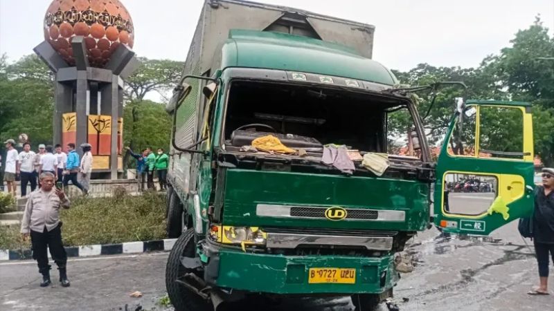 truk Kontainer maut di Cipondoh