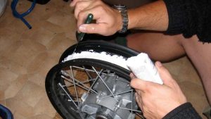 Tips Pasang Ban Tubeless di Velg Jari-Jari, Praktis dan Mudah Dilakukan