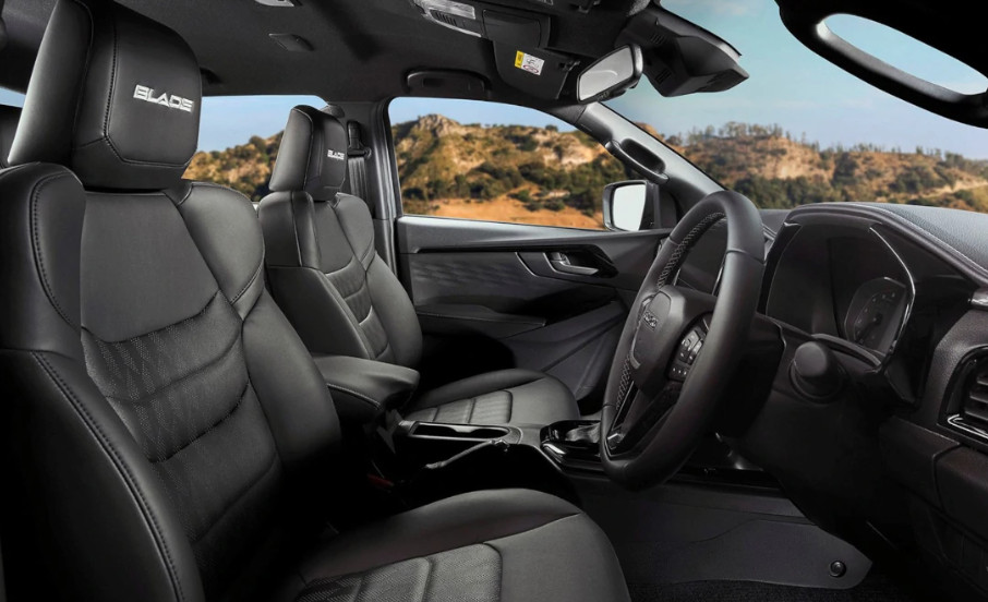 Interior banyak mengekspos jahitan bertuliskan Blade