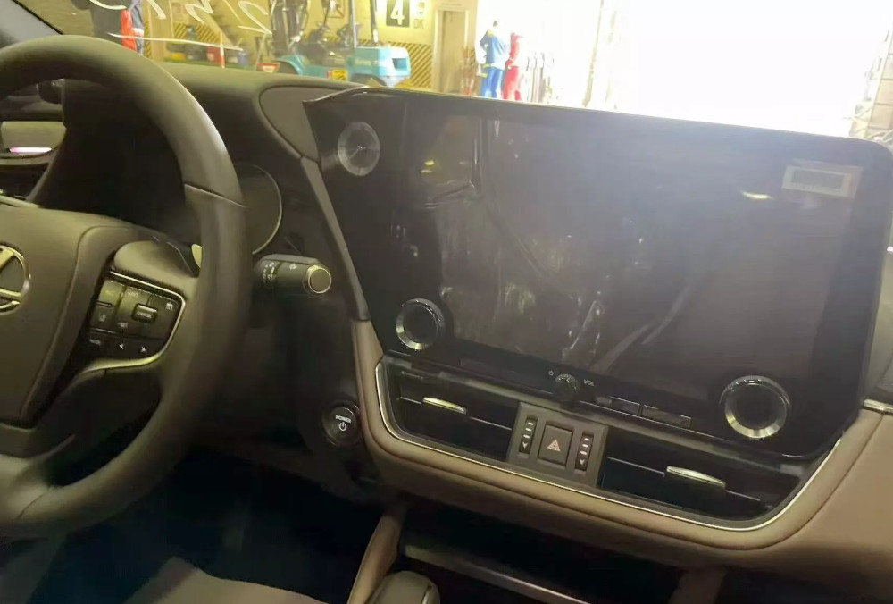 Perubahan paling utama di kabin ialah layar infotainment berukuran lebih besar diproyeksi berukuran 14 inci 