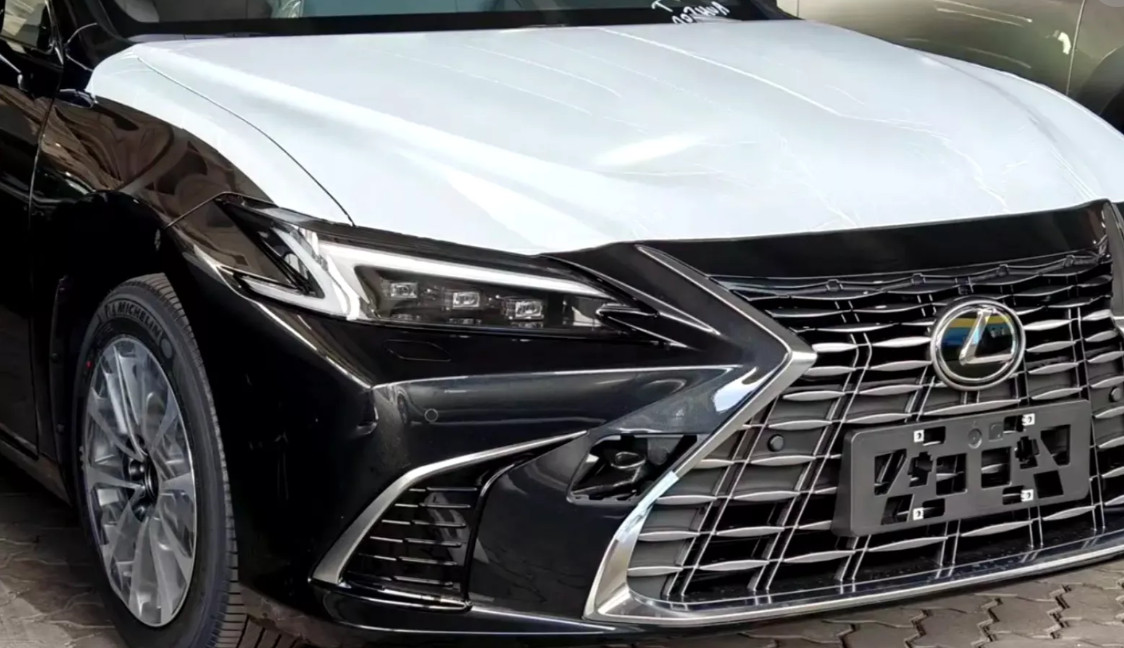 Untuk Lexus ES 300h baru masih mengusung mesin empat silinder 2,5 liter hibrida bertenaga gabungan 215 hp
