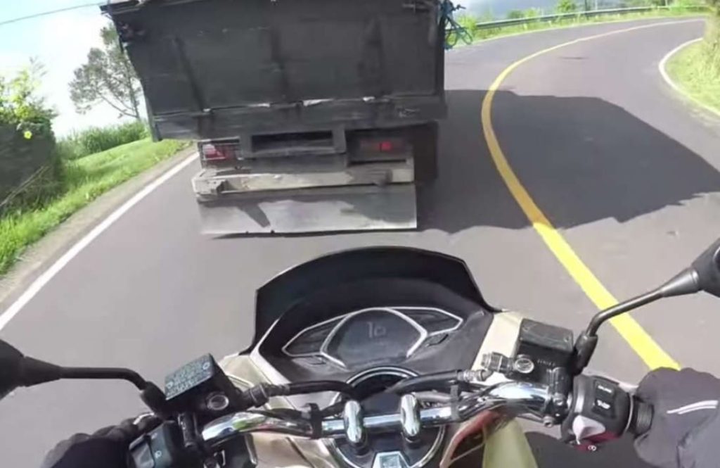 5 Tips Menyalip Kendaraan Besar di Jalan