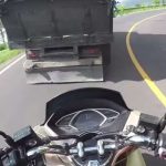 Pemotor Wajib Paham, Begini 5 Tips Menyalip Kendaraan Besar di Jalan