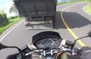 Pemotor Wajib Paham, Begini 5 Tips Menyalip Kendaraan Besar di Jalan