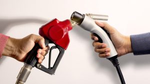 Perbandingan Menggunakan Sepeda Motor Listrik vs Motor Bensin 110cc Teririt, Hemat Mana?