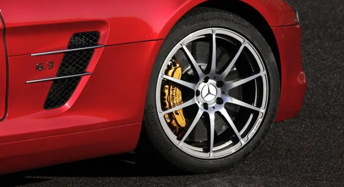 Kampas rem keramik memiliki beberapa keunggulan