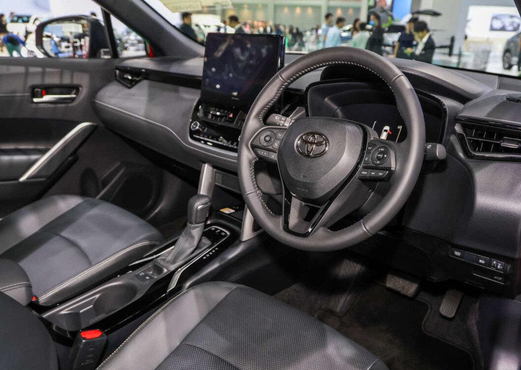 Kabin Toyota Corolla Cross Hybrid facelift