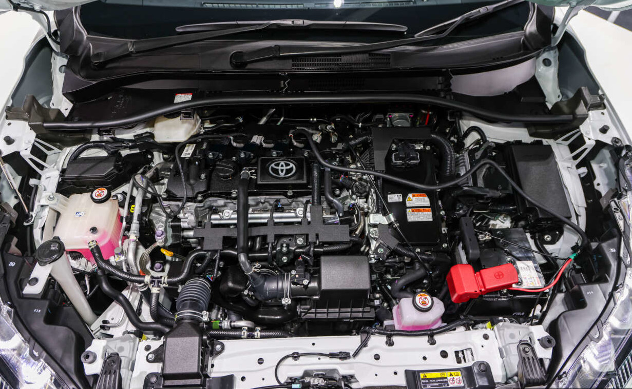 Proyeksi mesin tetap pasang mesin bensin dan motor listrik Dual VVT-i inline-four 1.8 liter Naturally-Aspirated tenaga 122 PS