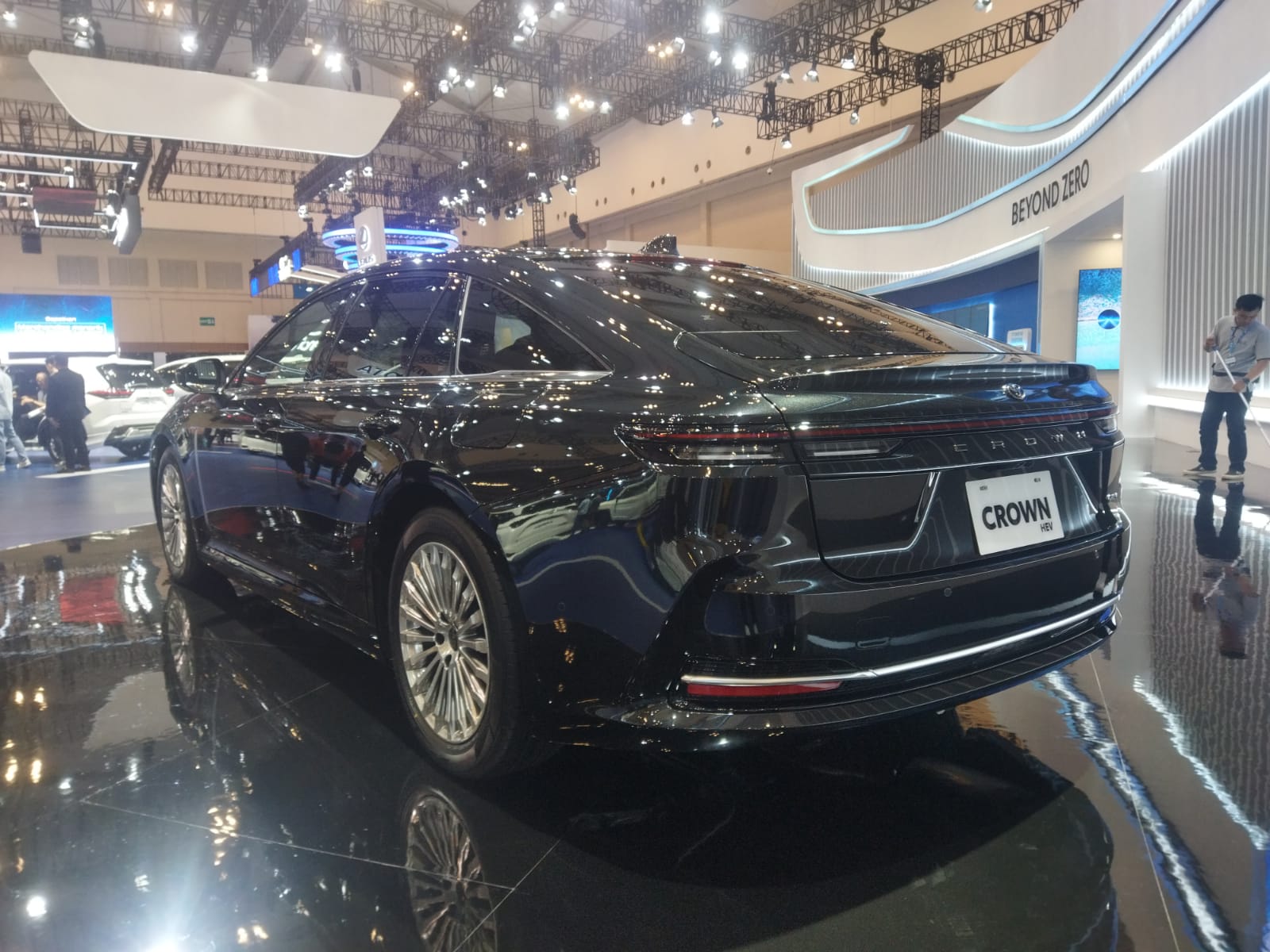 Bagian belakang Toyota Crown HEV berlekuk ala crossover