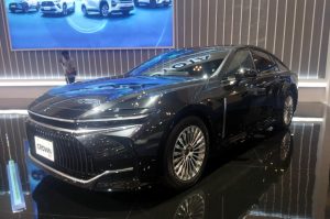 Cek Ombak Toyota Crown HEV, Sedan Ikonik nan Agresif Meski Tanpa Jati Diri