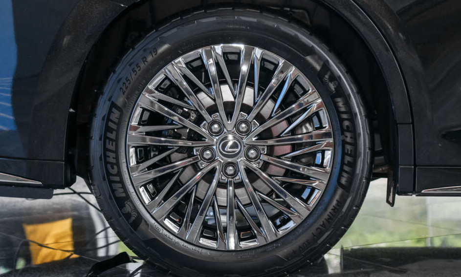 Ukuran velg jadi 19 inci sama dengan Alphard dan Vellfire