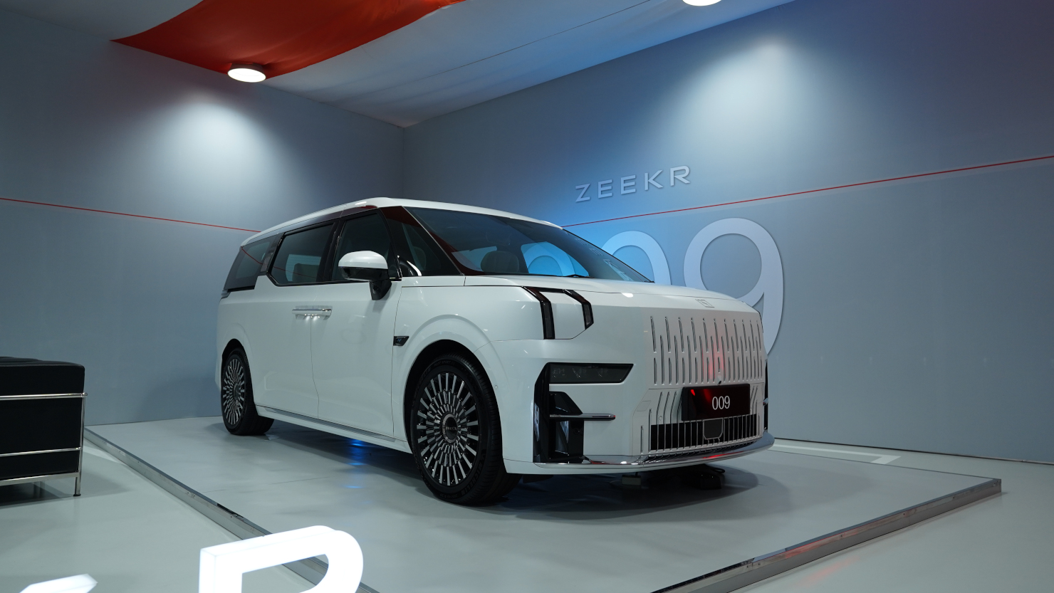Penampilan perdana ZEEKR 009