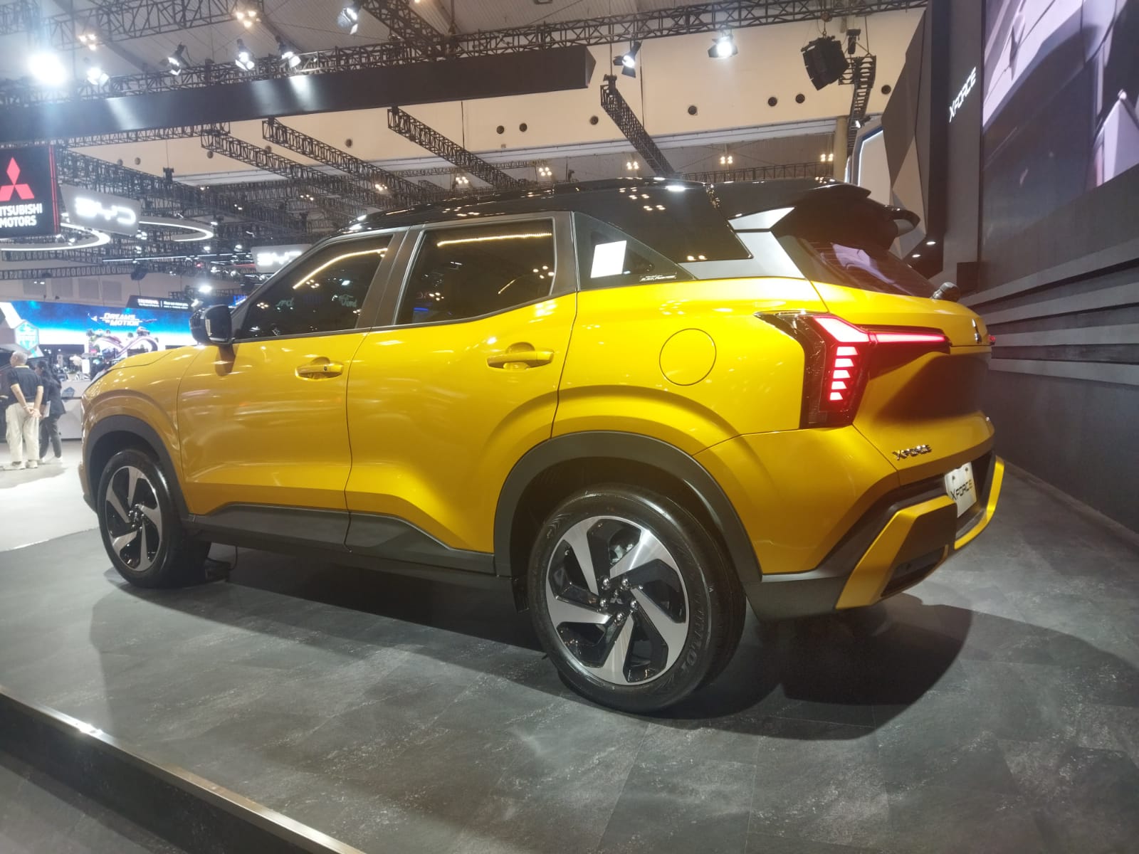 Selain atap warna hitam, model Upgrade Mitsubishi Xforce Ultimate DS pasang roofrail