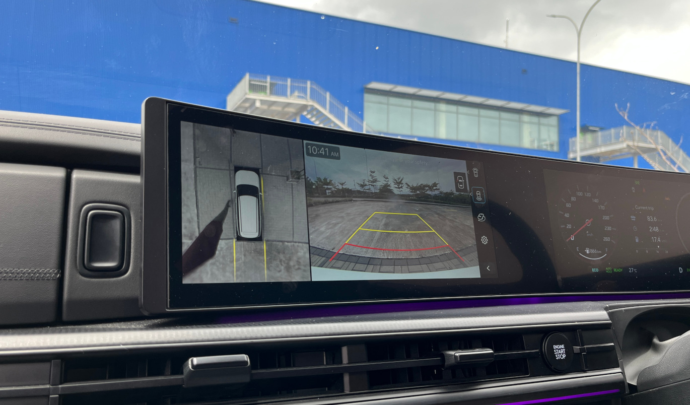 Layar luar membantu pengendaraan Santa Fe