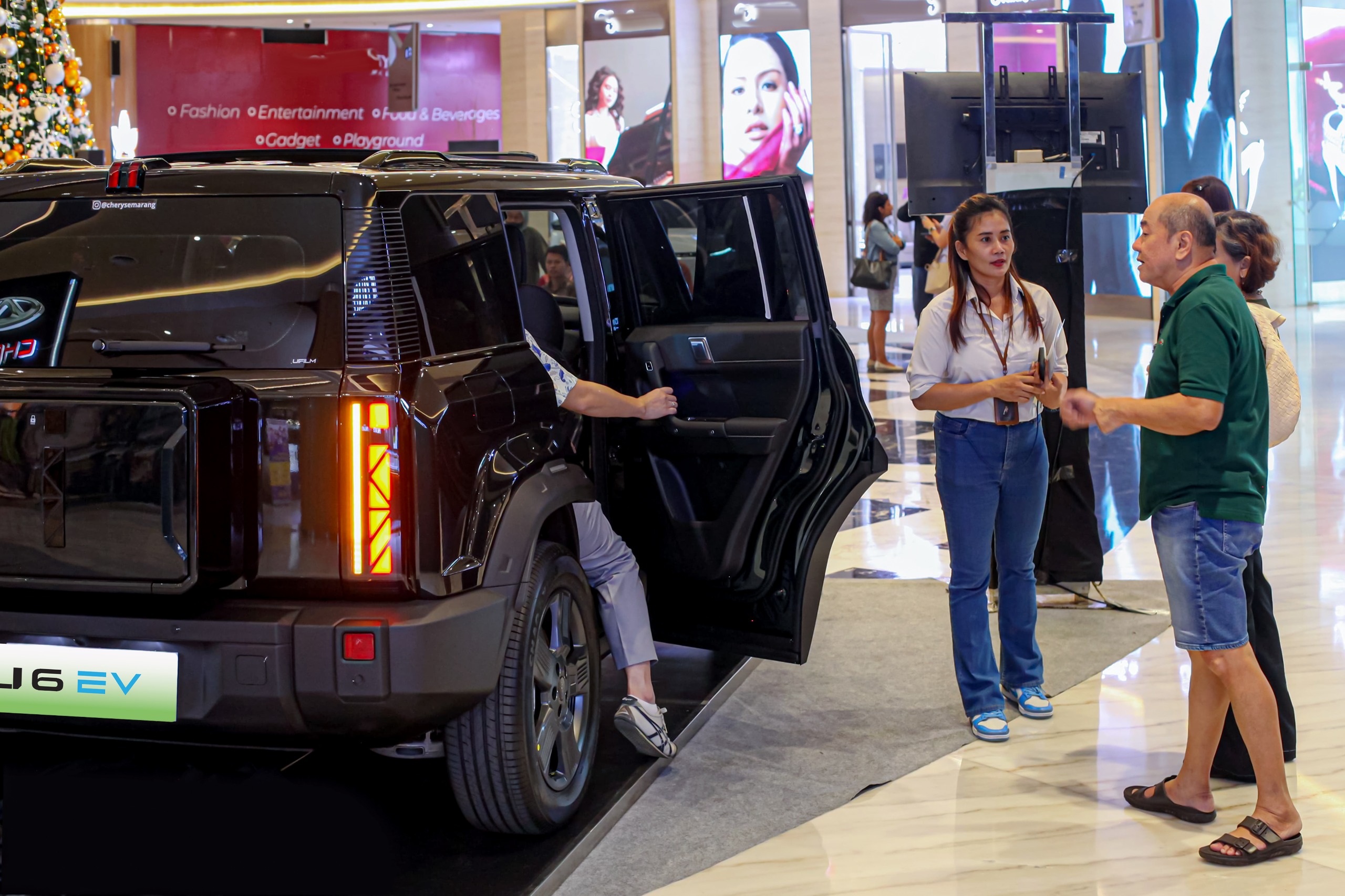 Antusiame warga Semarang melihat Chery J6 sebagai SUV listrik pertama di Indonesia