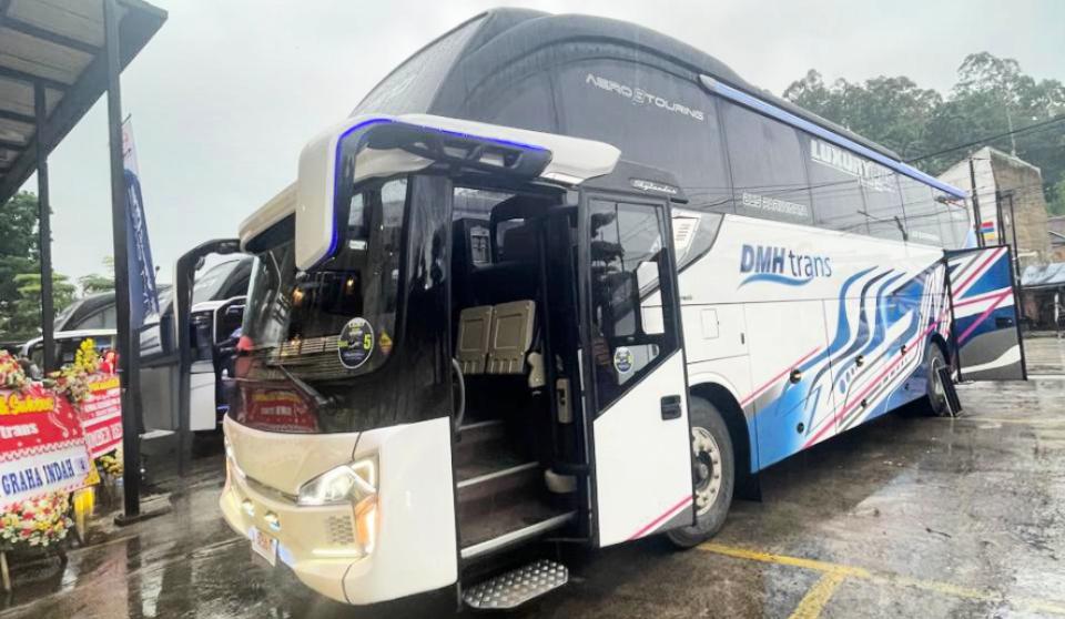 Bus baru PO DMH Trans mengadopsi bodi Skylander R22 Facelift Aero 9 Touring besutan New Armada 